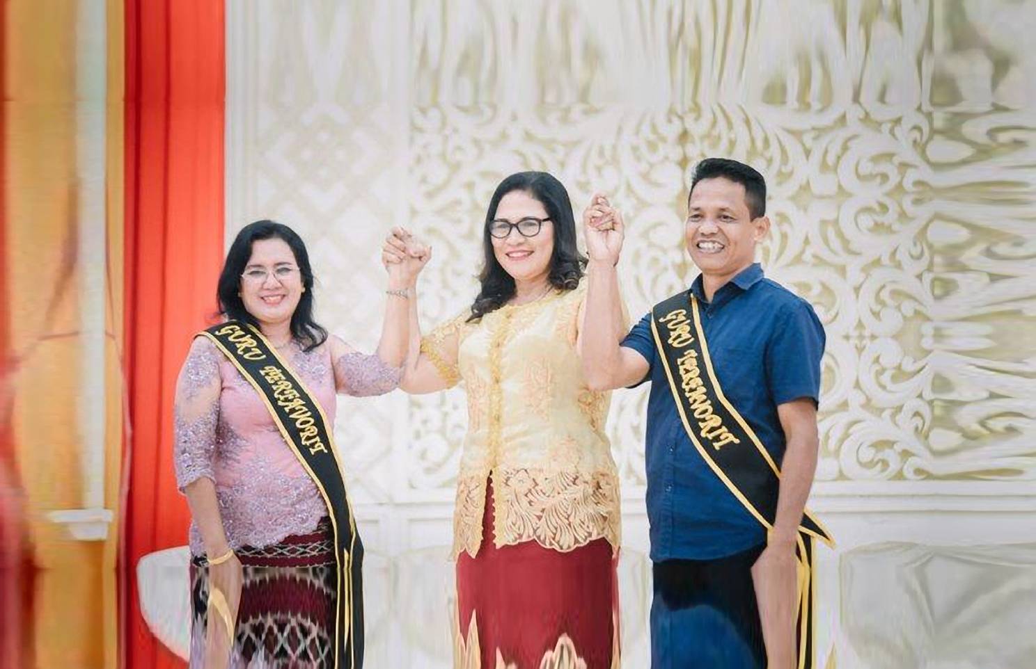Veronika Wawo, Kepala SMA N 5 Kota Kupang bersama guru favorit sekolah tersebut di Hotel Cahaya Bapa Kota Kupang, Senin (13/5/2019).